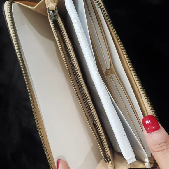 NEW Coach Wallet - Picture 4 of 7